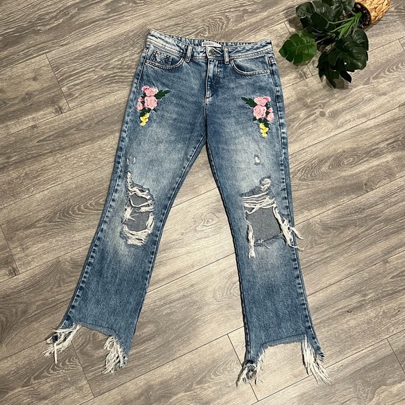Zara floral embroidered distressed raw hem cropped ankle flares. Size 4 - Picture 4 of 9